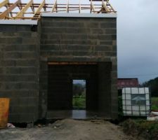 Façade avant avec pose de la charpente.