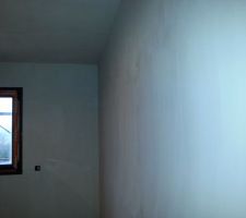 Enduits int&eacute;rieurs,  couches en train de s&eacute;cher. Reste &agrave; poncer et on attaque la sous-couche.