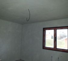 Enduits intérieurs,  couches en train de sécher. Reste à poncer et on attaque la sous-couche.