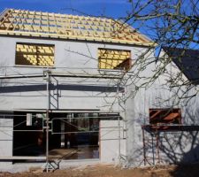 Charpente en cours de construction   dégrossi sur la brique (vue du sud)