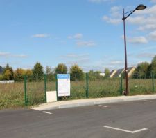 Le panneau de chantier est affiché sur le terrain.