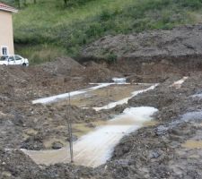 Ferraillage et coulage de la fondation. Arrêt des travaux car le constructeur est fermé durant le mois d'août. Il manquait plus que ça malgré l?énorme retard pour le début des travaux.