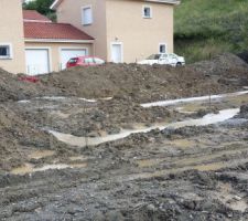 Ferraillage et coulage de la fondation. Arrêt des travaux car le constructeur est fermé durant le mois d'août. Il manquait plus que ça malgré l?énorme retard pour le début des travaux.