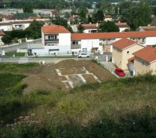 Ferraillage et coulage de la fondation. Arrêt des travaux car le constructeur est fermé durant le mois d'août. Il manquait plus que ça malgré l?énorme retard pour le début des travaux.