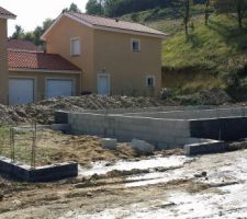 Vide sanitaire monté à la vitesse éclair ainsi que l étanchéité fixée tout aux alentours.
Maçonnerie réalisée proprement. Tout va bien.
