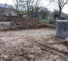 Le terrassement a été réalisé. 
Quelle belle citerne à eau de pluie, n'est-il pas ?