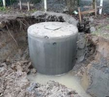 Une des citernes est en place. Z'ont rigolés pour la mettre, car le terrain était sous eau à 60 cm de profondeur!