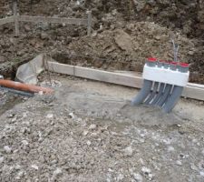 Les travaux de fondation ont commencé.
Tout le monde reconnaîtra ces tuyaux...