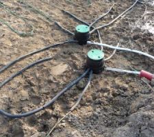 L'arrivée du réseau capteur de la PAC dans le jardin.