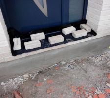 Finitions de maçonnerie, il restera les pierres de seuil à poser.