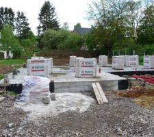 On commence &agrave; apporter ce qu'il faut pour les murs.