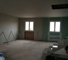 On peut imaginer la future sdb à droite et la chambre à gauche.