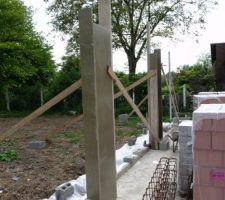 Le coffrage des colonnes b&eacute;ton qui soutiendront les poutres m&eacute;talliques du salon.