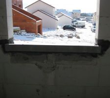 Solution au coffrage en b&eacute;ton sous les encadrements fen&ecirc;tres: remettre des blocs U &agrave; la place
Vraiment dommage pour le p&eacute;nible travail des ouvriers mais j'appr&eacute;cie le geste!