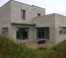 Et voici notre coin terrasse avec un balcon accessible a l etage