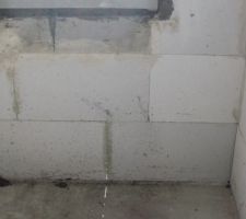 Lumi&egrave;re passant &agrave; travers le mur et qui refl&egrave;te sur le sol