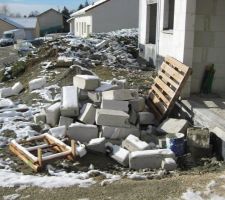 Un gros désordre règne sur mon chantier avec détritus de toutes sortes (tuiles, Ytong ...). J'espère que le nettoyage demandé à la reprise du chantier sera enfin effectué. Car aucun travail de terrassement/VRD ne peut commencer sans cela...
