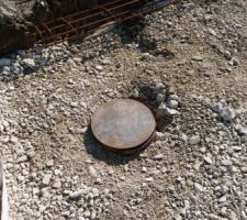 Voilà, un tuyau est dans le sol. Il est prêt à être rempli de béton.
