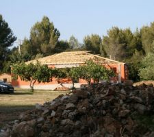 Charpente posée en partie. Ils ont oublié de commander les poutres qui tiendrons la toiture de la terrasse couverte. 5 semaines plus tard, ils nous livrerons la partie de la charpente qui va sur la terrasse couverte (que nous avions déjà) mais toujours pas de poutre. Bien la communication chez Villas Prisme !