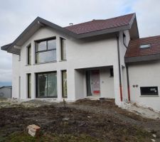 Façade principale en attente des travaux de terrassement