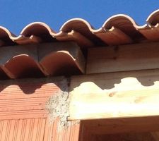 Pose des poutres qui tiennent la toiture de la terrasse couverte, c'est vraiment du bricolage, totalement inesthétique. Si nous avions été informés avant, nous aurions fait poser des poutres en béton.