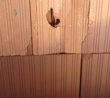 Livraison de la charpente, ils ont d&eacute;fons&eacute; les murs qui n'ont d'ailleurs pas &eacute;t&eacute; r&eacute;par&eacute;s avant la pose du cr&eacute;pis ni m&ecirc;me du placo !