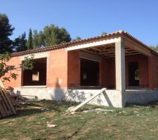 De loin le bricolage ne se voit pas trop mais le manque de g&eacute;noise au dessus des poutres est inesth&eacute;tique.