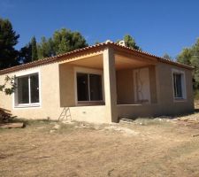 Les baies à galandage sont à 1 m de haut ainsi que la terrasse couverte où se trouve la porte d'entrée.
Nous n'avions pas fait attention à ça sur le plan.