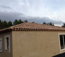 Toiture 4 pans non-&eacute;tanche. Tout le pan visible sur la photo prend l'eau.
Totale inefficacit&eacute; de Villas Prisme.
Nous &eacute;crivons ce commentaire le 19 janvier 2015, la toiture fuit depuis de mois d'ao&ucirc;t, les tuiles ne sont toujours pas chang&eacute;es !!!