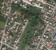 Vue satellite de l'emplacement du lotissement.
Le "L" de verdure sera remplacé par les 25 lots du lotissement.