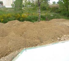 Déjà pas mal de bennes de terre pour remblayer le terrain partie jardin. Il en faudra peut-être encore...