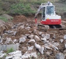 Démolition totale du chantier au brise - roche et évacuation des gravats. A charge totale du constructeur, bien sûr !!! Eh oui !!! C'est ça de vouloir aller trop vite !! Il vont vouloir rattraper le temps perdu et récupérer ses milliers d'euros pour leurs réparations.