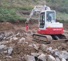 Démolition totale du chantier au brise - roche et évacuation des gravats. A charge totale du constructeur, bien sûr !!! Eh oui !!! C'est ça de vouloir aller trop vite !! Il vont vouloir rattraper le temps perdu et récupérer ses milliers d'euros pour leurs réparations.