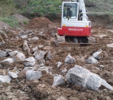 Démolition totale du chantier au brise - roche et évacuation des gravats. A charge totale du constructeur, bien sûr !!! Eh oui !!! C'est ça de vouloir aller trop vite !! Il vont vouloir rattraper le temps perdu et récupérer ses milliers d'euros pour leurs réparations.