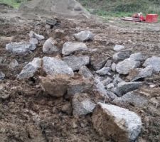 Démolition totale du chantier au brise - roche et évacuation des gravats. A charge totale du constructeur, bien sûr !!! Eh oui !!! C'est ça de vouloir aller trop vite !! Il vont vouloir rattraper le temps perdu et récupérer ses milliers d'euros pour leurs réparations.