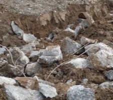 Démolition totale du chantier au brise - roche et évacuation des gravats. A charge totale du constructeur, bien sûr !!! Eh oui !!! C'est ça de vouloir aller trop vite !! Il vont vouloir rattraper le temps perdu et récupérer ses milliers d'euros pour leurs réparations.