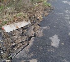 Gravats posés sur le terrain du voisins, bien sûr sans aucune demande de Monsieur le terrassier. Cerise sur le gâteau,  il se permet de détériorer le rebord de trottoir de mon cher voisin qui s est montré cool et hypertexte compréhensif suite à ses désagréments de chantier