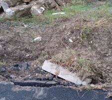Gravats posés sur le terrain du voisins, bien sûr sans aucune demande de Monsieur le terrassier. Cerise sur le gâteau,  il se permet de détériorer le rebord de trottoir de mon cher voisin qui s est montré cool et hypertexte compréhensif suite à ses désagréments de chantier