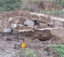 Gravats posés sur le terrain du voisins, bien sûr sans aucune demande de Monsieur le terrassier. Cerise sur le gâteau,  il se permet de détériorer le rebord de trottoir de mon cher voisin qui s est montré cool et hypertexte compréhensif suite à ses désagréments de chantier