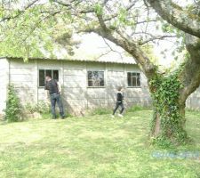 Le petit b&acirc;timent au fond du terrain.