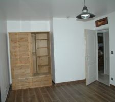 Mise en place armoire dans la chambre