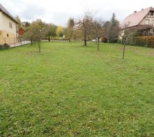 Terrain vu du bas. La rue est &agrave; l'Ouest du terrain