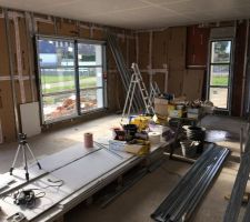 Mise en place des lisses, fourrures et laine de verre sur les murs