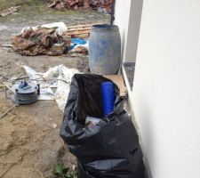 Sac poubelle présent sur place!