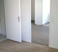 Au premier plan, la fameuse chambre avec le parquet manquant (c'est actuellement du vinyl)