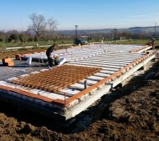 Ajout d'une rangée de brique pour maintenir le béton