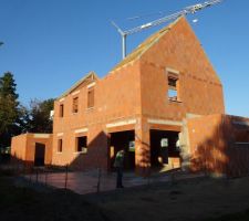 Voilà, pour les briques c'est la fin, on attaque la charpente.
A l'arrière de la maison, côté terrasse.