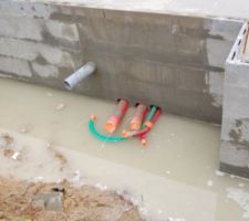 Aucune etanchéité autour des gaines. L'eau rempli le vide sanitaire