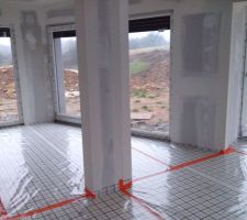 Chape : isolation projet&eacute;e, avant la pose du plancher chauffant