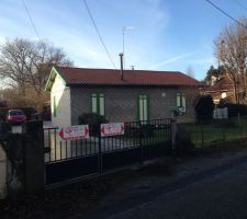 Maison en première ligne. Le terrain divisé est derrière.